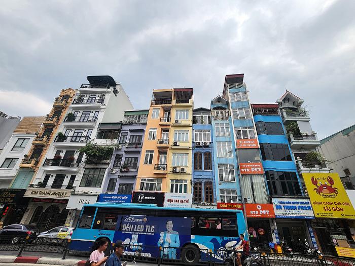 세금을 덜 내기 위해 폭이 좁게 지어진 베트남 집들.