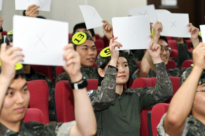 공군15특수임무비행단 장병들이 ‘정신전력 OX 퀴즈대회’에서 퀴즈를 풀고 있다. 사진 제공=김건욱 상병