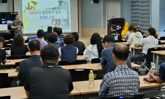 해군진해기지사령부 서동경 상사가 4일 창원어선안전조업국 회의실에서 지역 해양종사자 대상 안보교육을 하고 있다. 부대 제공