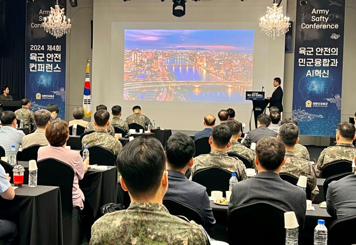 ‘육군 안전 콘퍼런스’에서 서범규 도로교통공단 이사장이 특강을 하고 있다. 육군 제공