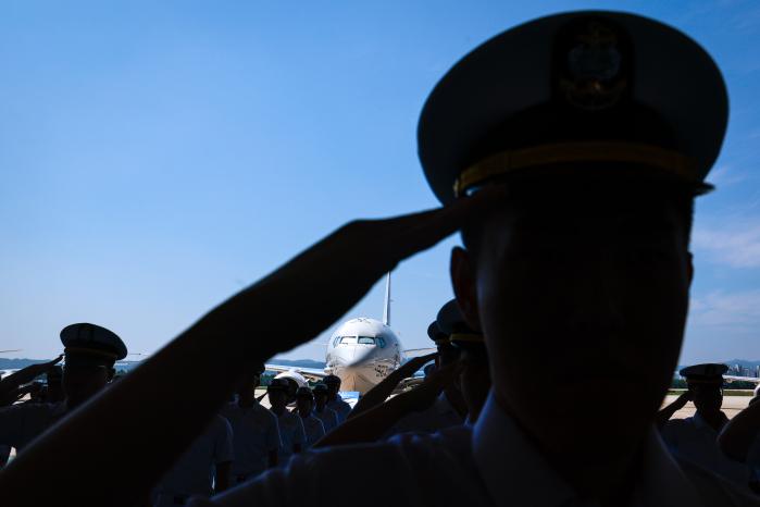 인수식에서 경례하는 해군항공사 장병들.