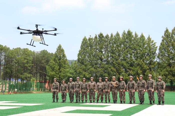 4일 육군31보병사단 비호여단이 부대 온빛누리 드론센터에서 진행한 드론교육에서 예비군기동대 감시정찰반 소속 예비군들이 전문교관의 시범을 지켜보고 있다. 부대 제공