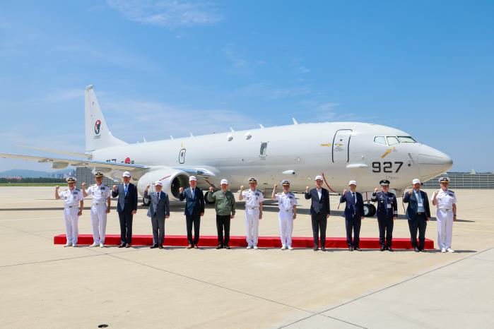 해군항공사령부가 4일 개최한 해상초계기 P-8A 포세이돈 인수식에서 신원식(왼쪽 여섯째) 국방부 장관과 양용모(가운데) 해군참모총장 등 참석자들이 완벽한 작전 수행을 기원하며 파이팅을 외치고 있다. 김병문 기자