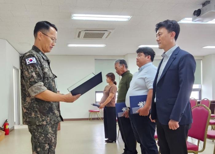 곽도섭(맨 왼쪽) 해군인천해역방어사령부 참모장이 4일 인천 강화군 경인북부수협 회의실에서 인천특정경비해역 안보 유공자들에게 포상을 수여하고 있다. 부대 제공