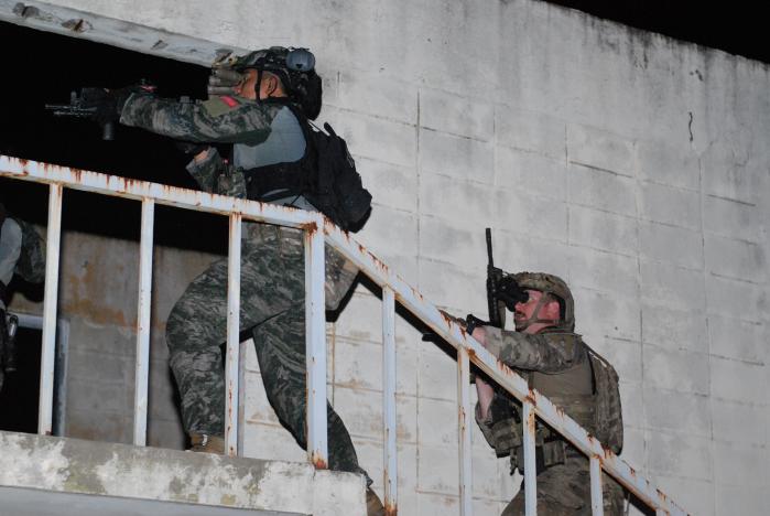 해병대 특수수색중대와 주한미군사령부 항공지원작전전대 장병들이 ‘연합 특수전 주특기훈련’ 의 하나로 야간 타격훈련을 하고 있다. 부대 제공