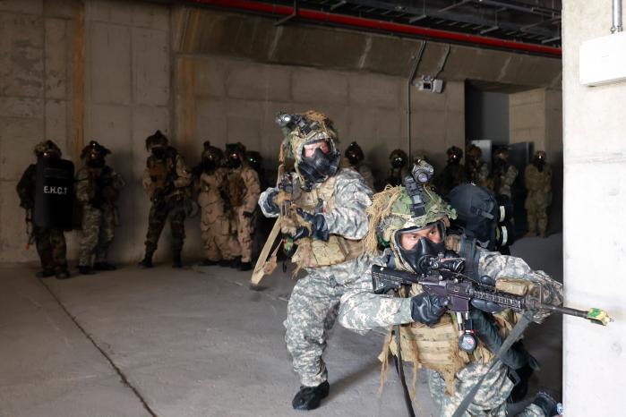 지난달 26일 경기도 양주시 일대에서 열린 ‘연합 소부대 전술훈련’에 참가한 육군1보병사단과 미2사단/한미연합사단(연합사단) 스트라이커여단 장병들이 보병·화생방·공병 등 병과 기능별로 연합팀을 이뤄 화생방 오염 지역에 진입하고 있다.