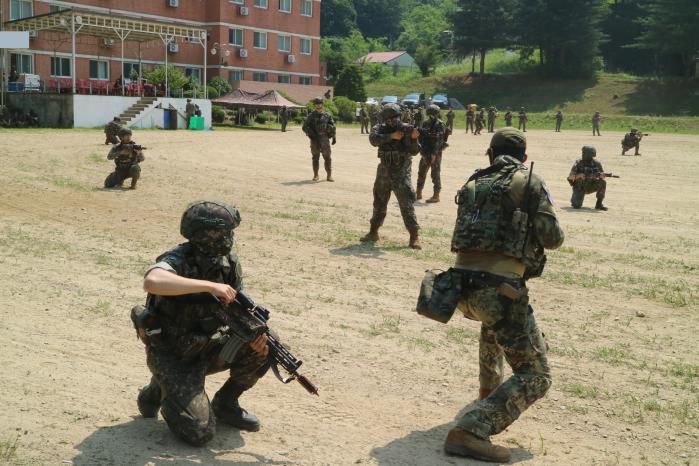 육군5보병사단에서 진행한 조우전과 인공지능 경계 분야에 대한 현장교육에서 장병들이 조우전 행동화 숙달을 하고 있다. 부대 제공