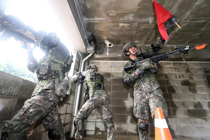 지난 4일 육군특수전사령부 비호부대 도시지역훈련장에서 진행된 55보병사단 최우수중대 선발전 보병중대 결승전에서 공격팀 장병이 목표물을 획득한 뒤 포효하고 있다