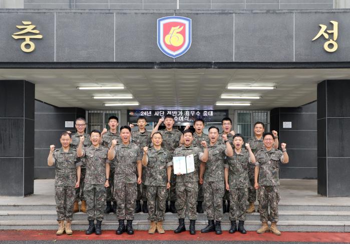 이임수(앞줄 왼쪽 넷째) 육군55보병사단장과 참모진이 지난 5일 사단 사령부에서 기동중대 우승을 차지한 쌍마여단 기동중대 장병들과 기념 촬영을 하고 있다.