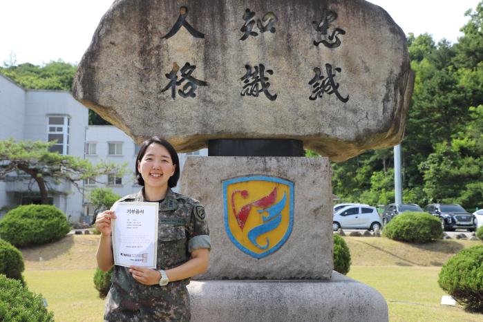 육군정보학교 정보교육대대 서유진 소령(진)이 모발기부 증서를 들어 보이고 있다. 부대 제공