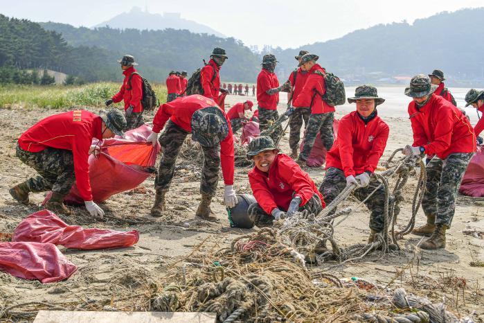 해병대6여단 장병들이 지난 5일 백령도 사곶해안 등지에서 해수욕장 개장에 대비한 환경정화 활동을 하고 있다. 사진 제공=전승훈 하사