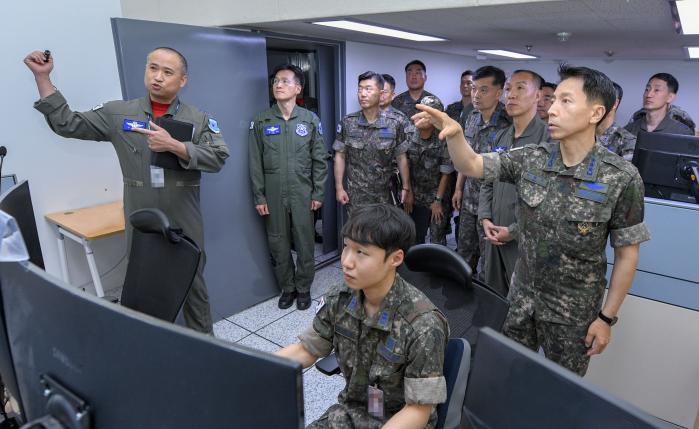 김형수(맨 오른쪽) 공군작전사령관이 5일 임무공간 재배치와 기능 보강을 마친 CBM작전상황실을 초도순시하고 있다. 부대 제공