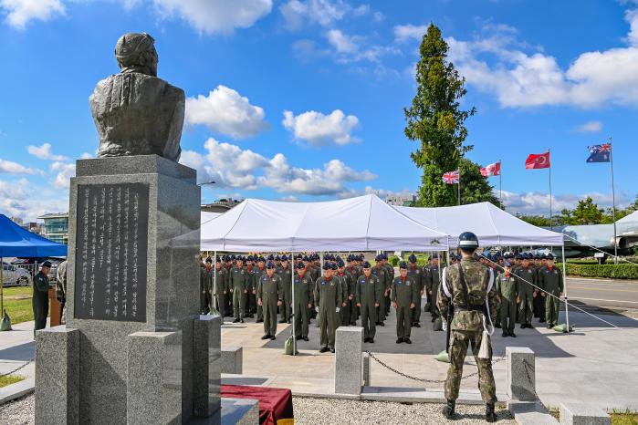 지난 5일 열린 공군11전투비행단 조종사의 날 행사에서 고 이근석 장군 추모식에 참석한 지휘관·참모와 조종사들이 묵념하고 있다. 사진 제공=한윤창 하사