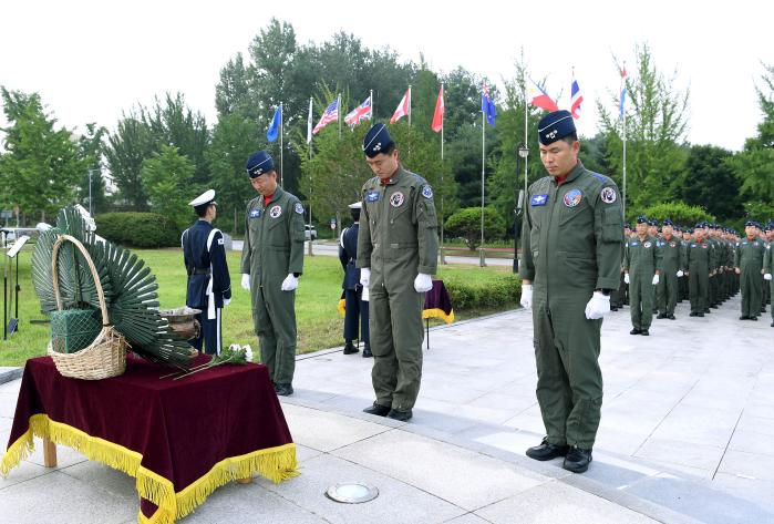 지난 4일 공군19전투비행단 지휘관·참모들이 조종사의 날 행사에서 순국선열과 호국영령에 대한 묵념을 하고 있다. 사진 제공=지준오 중사