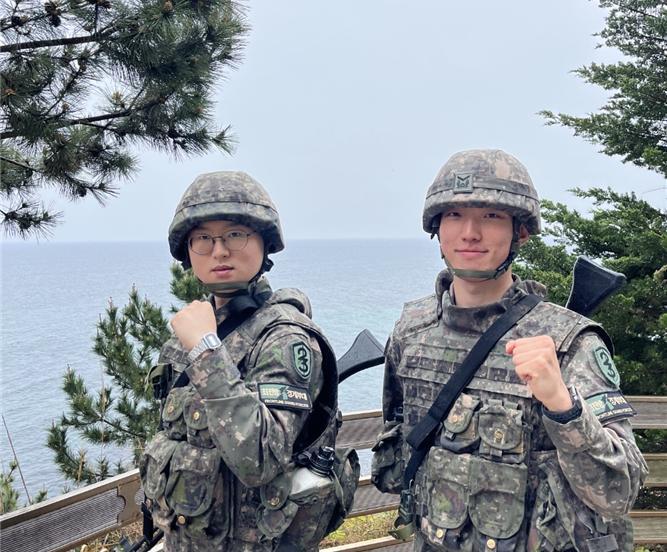 완벽한 해안경계작전으로 화재를 식별하고 신속히 초동조치한 육군23경비여단 정라소초 김관우(오른쪽) 중사(진)와 김재민 병장. 부대 제공