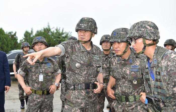 김명수(오른쪽 셋째) 합동참모의장이 8일 수도권에 있는 공군 미사일방어포대를 찾아 적 공중도발 대비 방공태세를 점검하고 있다. 합참 제공