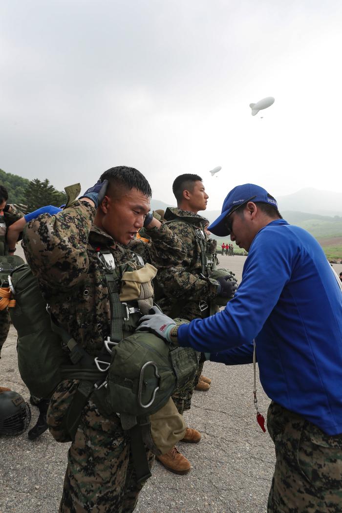 생도가 착용한 낙하산을 점검하는 육군특수전학교 교관.