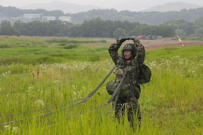 강하를 마친 생도가 이상 없다는 사인을 보내고 있다.