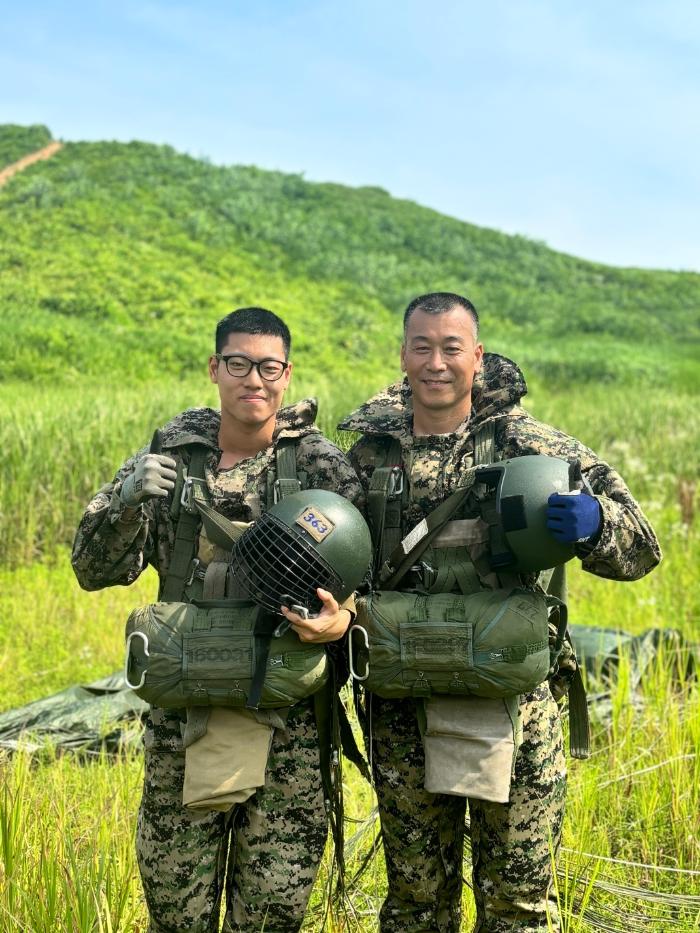 동반 강하를 마친 전우원(왼쪽) 생도와 전영국 준위. 부대 제공