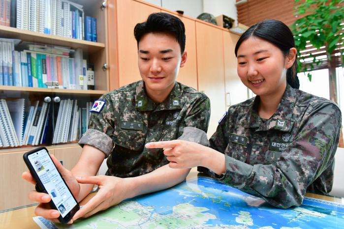 해군작전사령부 재정관리실 초급간부들이 9일 소액 인터넷 구매 제도 활용이 가능한 인터넷 쇼핑몰에서 사무용품을 구매하고 있다. 사진 제공=조원혜 중사