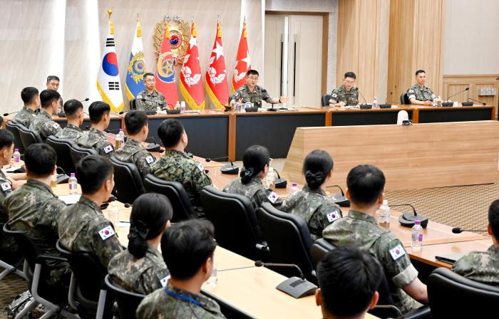 박안수(정면 가운데) 육군참모총장이 9일 계룡대에서 열린 ‘2024년 전반기 주요지휘관 회의’ 중 소통간담회에서 초급간부들의 의견을 경청한 뒤 답변하고 있다. 육군 제공