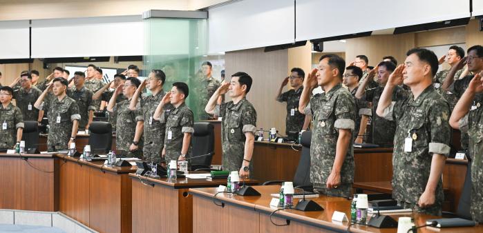 9일 해군본부에서 열린 전반기 해군 주요지휘관 회의에서 양용모(오른쪽 둘째) 해군참모총장 등 참석자들이 국기에 대한 경례를 하고 있다. 해군 제공