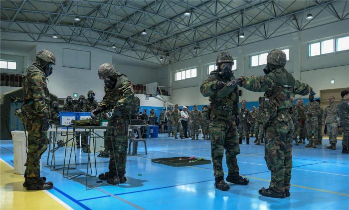 공군작전사령부와 미 7공군사령부가 공동 개최한 ‘제35회 한미 연합 화생방 세미나’에서 공군작전사령부근무지원단 화생방지원대와 국군화생방방호사령부가 합동 화생방테러대응훈련 시범을 보이고 있다. 부대 제공