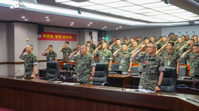 10일 해병대사령부에서 열린 ‘2024년 전반기 해병대 지휘관 회의’에서 김계환(앞줄 가운데) 사령관 등 참석자들이 국기에 대한 경례를 하고 있다. 해병대 제공