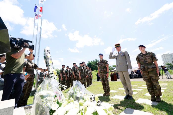 에릭 펠티에(가운데) 프랑스 합동참모본부 국제협력부장이 헌화한 후 경례하고 있다.