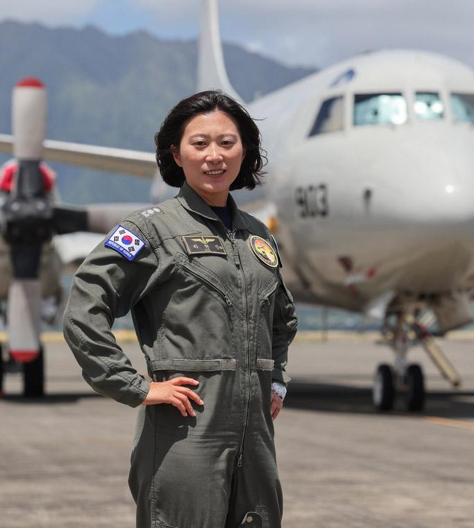 P-3 해상초계기 앞에서 포즈를 취하는 하현진중령(진).