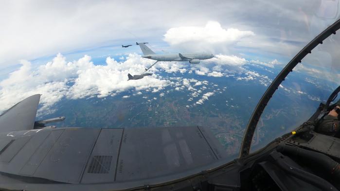 페리 임무 중 KC-330 다목적 공중급유수송기로부터 공중급유 받고 있는 F-15K. 공군 제공