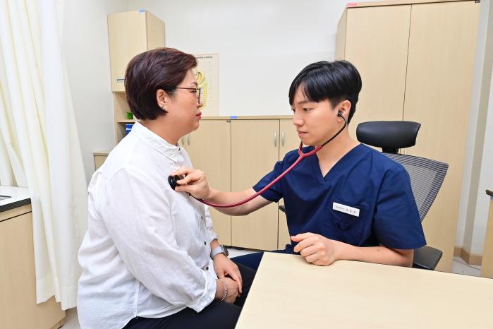 군인 가족이 ‘건강보험요양기관’으로 등록된 공군20전투비행단 항공의무대대에서 진료를 받고 있다 사진 제공=이재민 중사