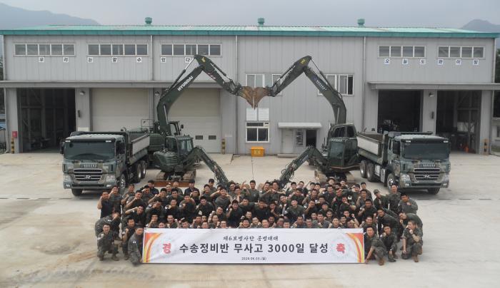 육군6보병사단 공병대대 장병들이 차량 무사고 3000일을 자축하며 기념사진을 찍고 있다. 사진 제공=박용훈 상사