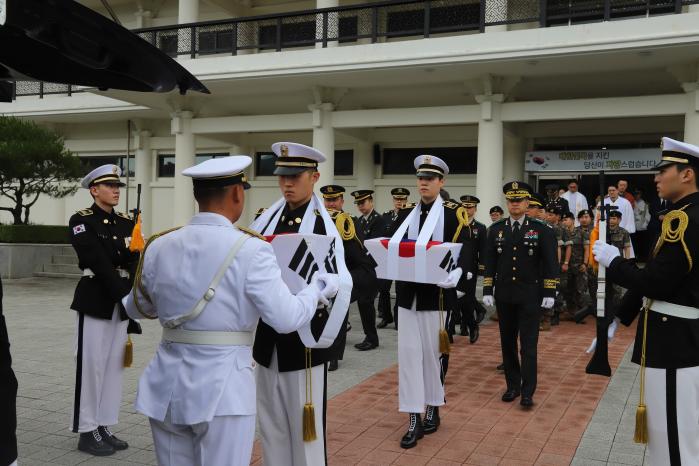 육군31보병사단이 거행한 ‘6·25 전사자 발굴유해 합동영결식’에서 장병들이 유해를 봉송하고 있다. 사진 제공=유경진 군무주무관