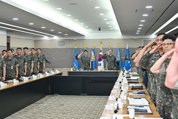 11일 이영수 공군참모총장이 주관한 전반기 공군 지휘관회의에서 참석자들이 국기에 대한 경례를 하고 있다. 공군 제공