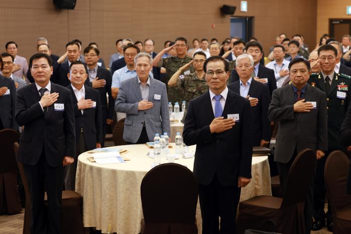 11일 서울 용산구 국방컨벤션에서 열린 한국국가전략연구원·육군미사일전략사령부 주최 ‘제2회 국방 우주·미사일 전략 포럼’에서 주요 참석자들이 국기에 대한 경례를 하고 있다. 김병문 기자