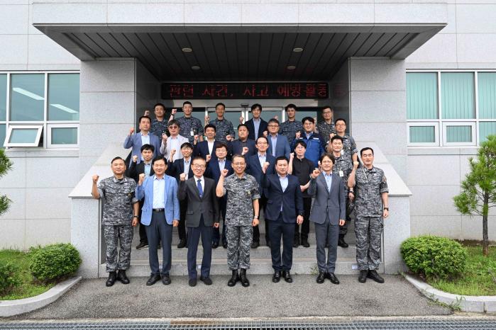 지난 12일 개최된 ‘2024년 해난구조발전 자문위원회’에서 김학민(준장·앞줄 가운데) 해군특수전전단장과 참석자들이 파이팅을 외치고 있다. 사진 제공=장효실 상사