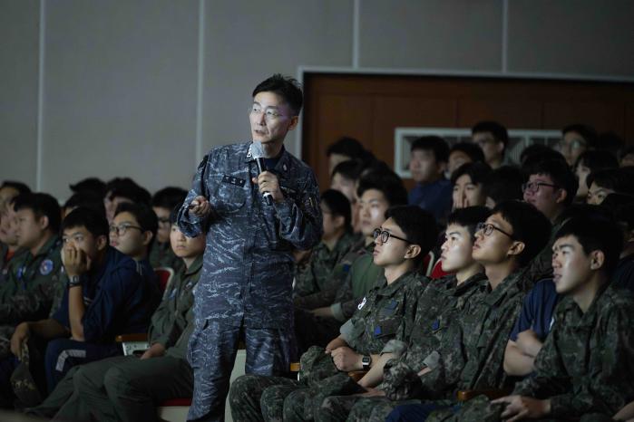 이국종 국군대전병원장이 김해기지 장병·군무원을 대상으로 특강을 하고 있다. 부대 제공