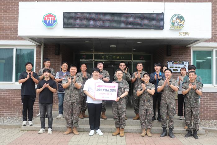 육군7군수지원단 탄약대대 장병과 군무원들이 지난 12일 한국소아암재단 관계자에게 헌혈증을 전달하고 있다. 부대 제공