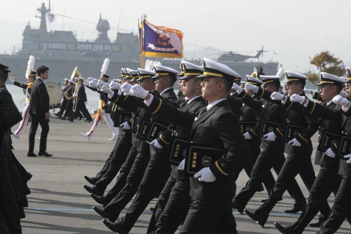 경남 진해 해군사관학교에서 열린 제77기 사관생도 졸업 및 임관식에서 신임장교들이 분열을 하고 있다. 이경원 기자