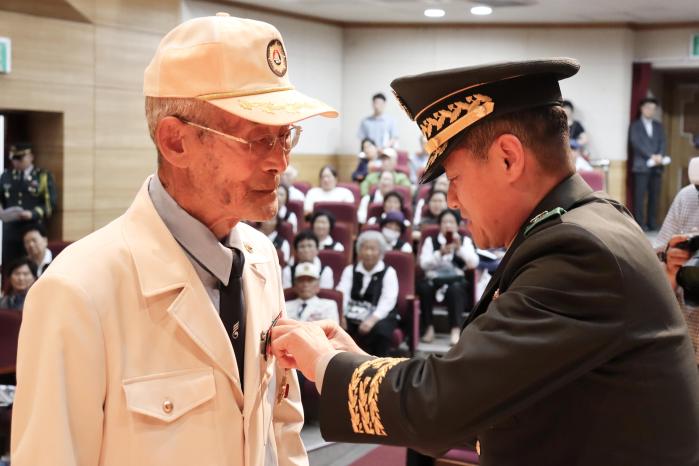 이일용(오른쪽) 육군31보병사단장이 ‘호남학도병 6·25 출전 74주년 기념식’에서 6·25전쟁 참전용사 김종술 옹에게 화랑무공훈장을 수여하고 있다. 사진 제공=김승현 대위