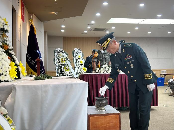 김진성 육군6보병사단장이 지난 12일 열린 고 김교수 대위 공적 기념행사에서 선배 전우의 넋을 추모하며 헌화하고 있다. 사진 제공=이예지 중위