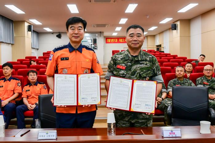 정종범(오른쪽) 해병대2사단장과 유해공 김포소방서장이 15일 사단 대회의실에서 해병대 장병의 응급처치 능력 향상을 위한 업무협약을 체결했다. 사진 제공=김인 상사