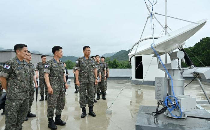 이영수(앞줄 가운데) 공군참모총장이 16일 우주작전전대 소속 우주기상대 현장지도 중 태양전파 망원경을 둘러보고 있다. 공군 제공