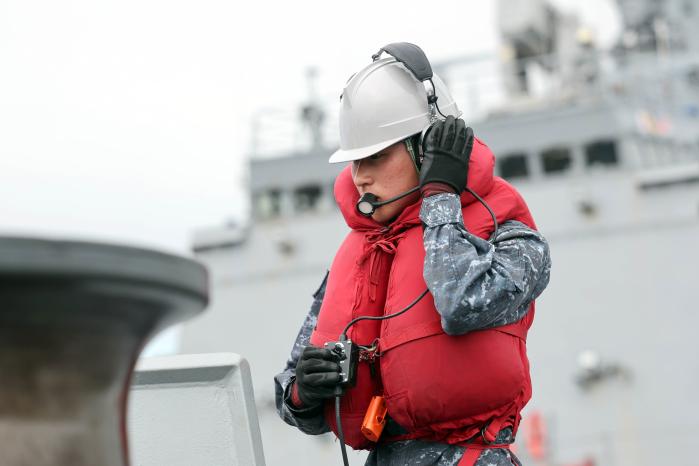율곡이이함 전화수가 함교와 통신하는 모습.