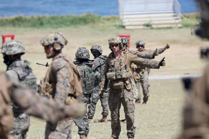한국 해병대가 참가한 분대 기동사격에서 안전통제관 임무를 수행 중인 미 해병대원.