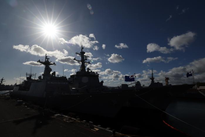 2024 환태평양 훈련에 투입된 7600톤급 이지스구축함 율곡이이함과 4400톤급 구축함 충무공이순신함이 진주만 히캄 기지에 정박해 있다.