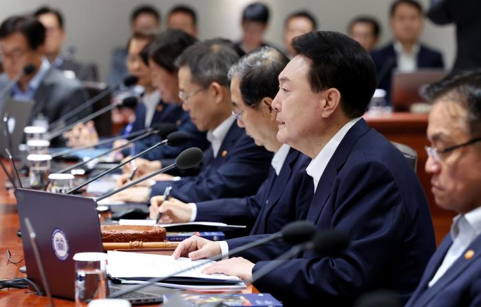 윤석열 대통령이 16일 오전 서울 용산 대통령실 청사에서 열린 국무회의에서 발언하고 있다. 연합뉴스