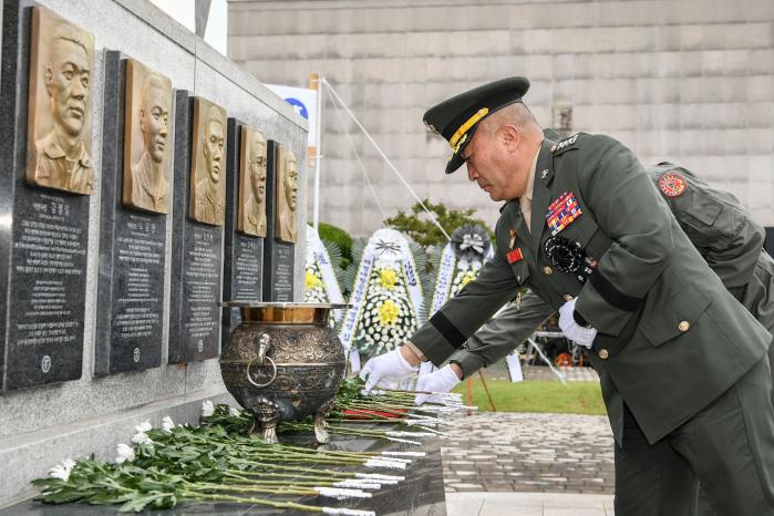 17일 포항특정경비지역사령부에서 열린 마린온 6주기 추모행사에 참석한 김계환 해병대사령관이 순직자 위령탑에 헌화하고 있다. 해병대 제공