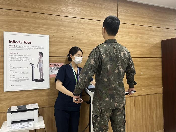 국군고양병원이 시행한 다학제 체격관리 클리닉에서 장병이 인바디 측정을 하고 있다. 부대 제공